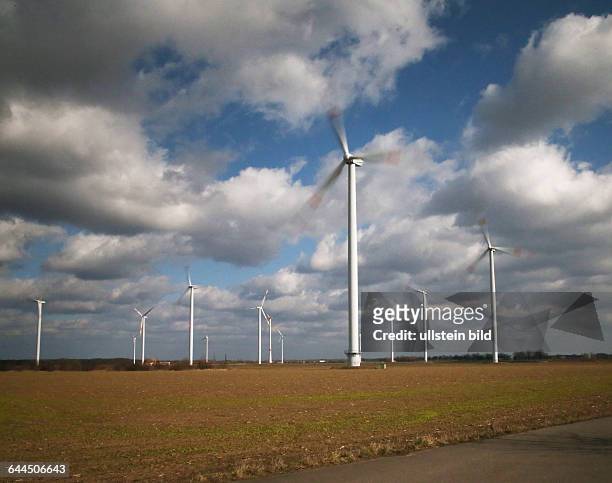 Rotorblätter eines Windrad drehen sich im Wind âÄ¨Windpark Windkraftanlage Windkraftanlagen Windrad Windräder erneuerbare Energie Windenergie...