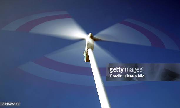 Rotorblätter eines Windrad drehen sich im Wind âÄ¨Windpark Windkraftanlage Windkraftanlagen Windrad Windräder erneuerbare Energie Windenergie...