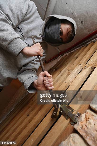 Symbolfoto Symbolbild Kellereinbruch Kellereinbrüche Einbrüche Einbruch Einbrecher Schloss knacken Vorhängeschloss einbrechen Kriminalität...