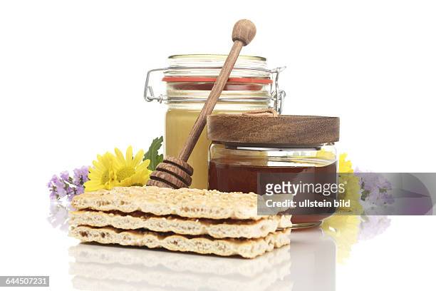 Honigglser mit Knckebrot und Honiglffel |Crispbread with jars of honey and honey spoon|