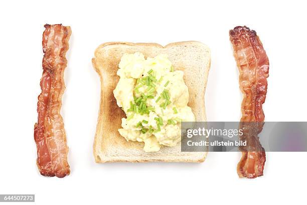 Toast mit R¸hrei, Schnittlauch und Fr¸hst¸cksspeck |Toast with scrambled eggs, chives and bacon|