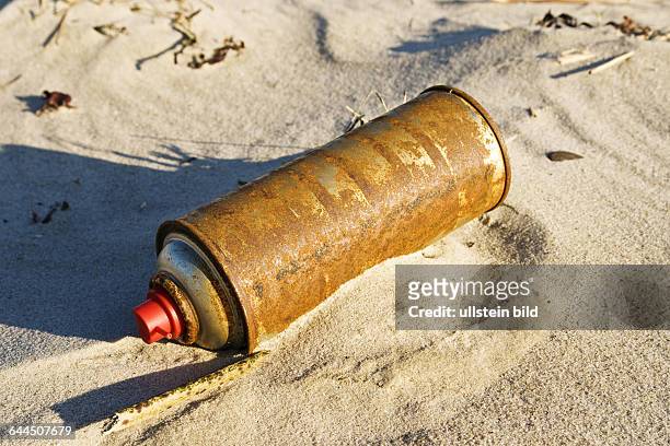 Alte Spraydose an einem Strand an der Nordsee |Old aerosol on a beach at the North Sea|