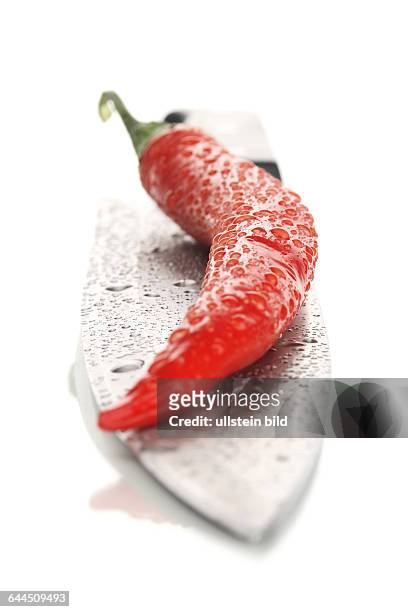Küchenmesser mit einer Peperoni | Kitchen knife with a red pepper|