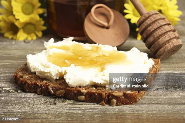 Vollkornbrot mit Frischkse und Honig |Wholemeal bread with cream cheese and honey|