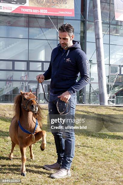 Gastiert mit ihrem neuen Programm Die goldene Spurvom 17. Und 18. April 2015 mit drei Shows in derLanxess-Arena Köln. Stefan Löcher , Showstar...