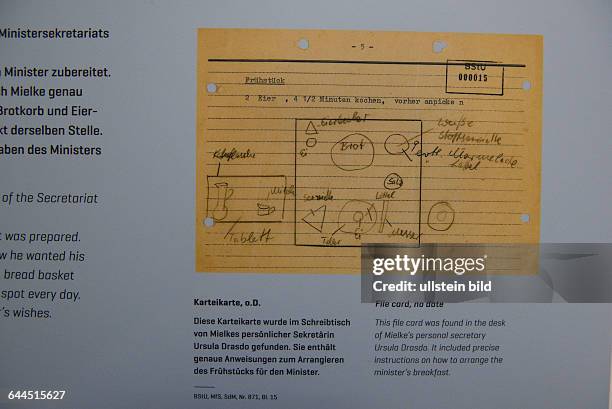 Berlin, , Ausstellung Stasi-Museum, Karteikarte mit der skizzierten Anordnung des Frühstückstisches von Erich Mielke, gefunden im Schreibtisch von...