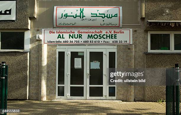 Berlin, , Al-Nur Moschee in Berlin Neukölln , Tag der offenen Moschee, Aussenansicht, Al Nur Moschee in Neukölln, die Al-Nur-Moschee ist eine vom...