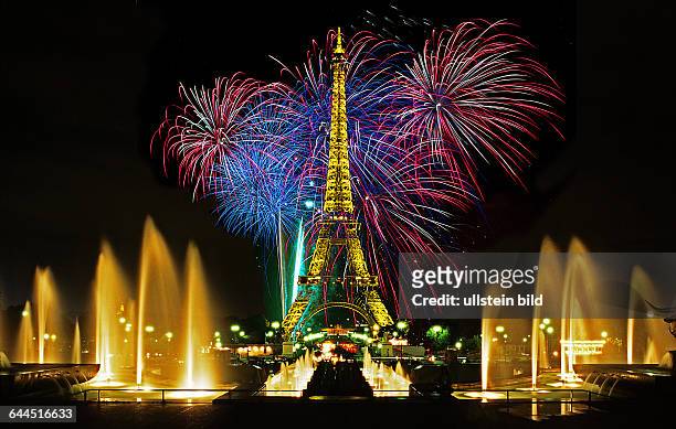 Eiffelturm bei Nacht mit FeuerwerkDas-Kunsturheberrecht-ist-bei-der-Société-Nouvelle d'Exploitation-de -la Tour Eiffel -gesondert einzuholen