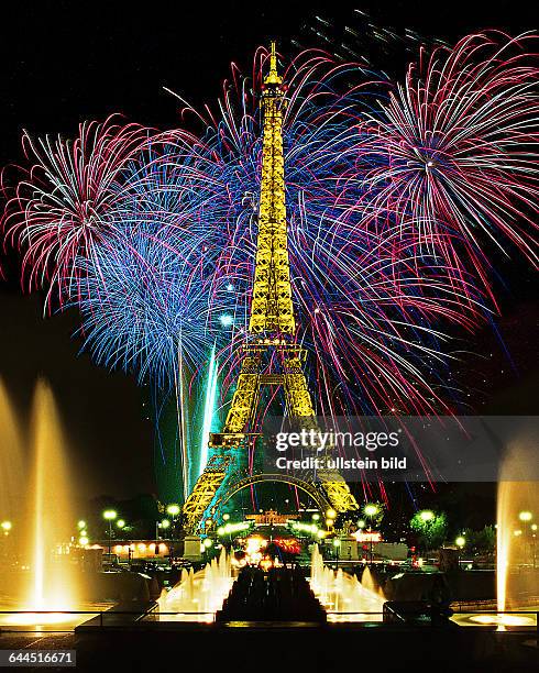 Eiffelturm bei Nacht mit FeuerwerkDas-Kunsturheberrecht-ist-bei-der-Société-Nouvelle d'Exploitation-de -la Tour Eiffel -gesondert einzuholen