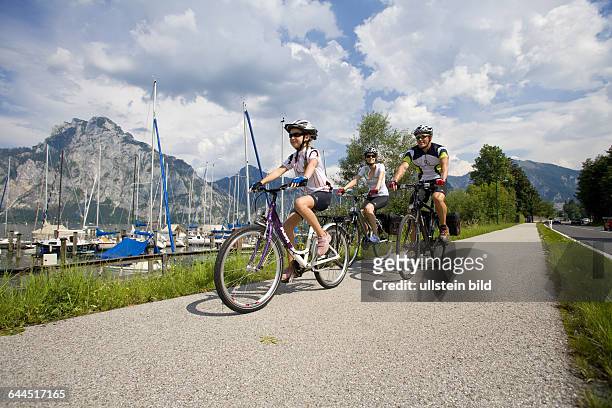Familie mit dem Fahrrad in alpiner Landschaft