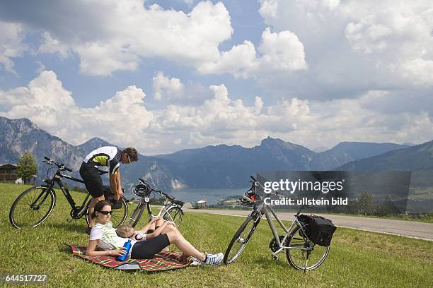 Familie mit dem Fahrrad in alpiner Landschaft