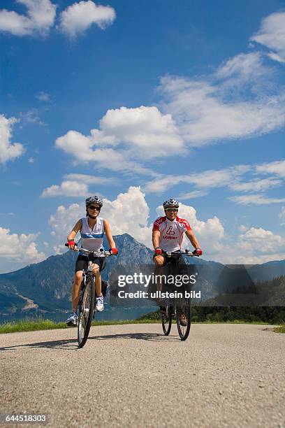 Familie mit dem Fahrrad in alpiner Landschaft