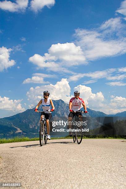 Familie mit dem Fahrrad in alpiner Landschaft