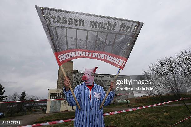 Tierschützer protestieren in Maasdorf Sachsen-Anhalt vor dem einzigen Schweinehochhaus in Europa aufgerufen hat der Verein Deutsches Tierschutzbüro...