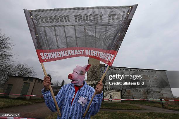 Tierschützer protestieren in Maasdorf Sachsen-Anhalt vor dem einzigen Schweinehochhaus in Europa aufgerufen hat der Verein Deutsches Tierschutzbüro...