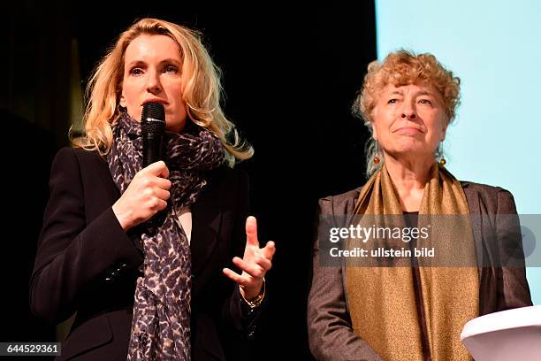 Die Schauspielerin und Ärztin Dr. Maria Furtwängler und die Politikwissenschaftlerin Frau Professor Dr. Gesine Schwan während einer Podiumsdiskussion...