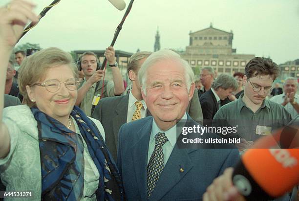 Der sächsische Ministerpräsident Kurt Biedenkopf und seine Frau Ingrid bei der Ankunft am Wahlabend der Landtagswahl in Sachsen am vor dem...