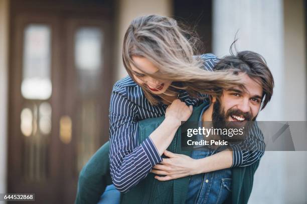 par som omfamnar - straight hair bildbanksfoton och bilder