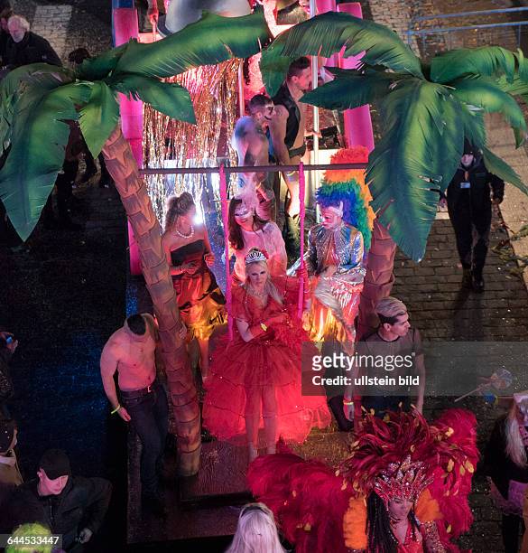 Schwul-lesbischer Karnevalsumzug Queernaval in Nizza