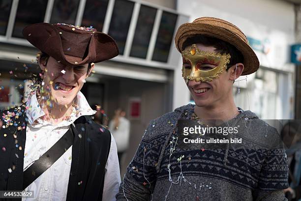 Karneval in Nizza: Festumzug Bataille des Fleurs 2015 auf der Promenade des Anglais, maskierte junge Männer