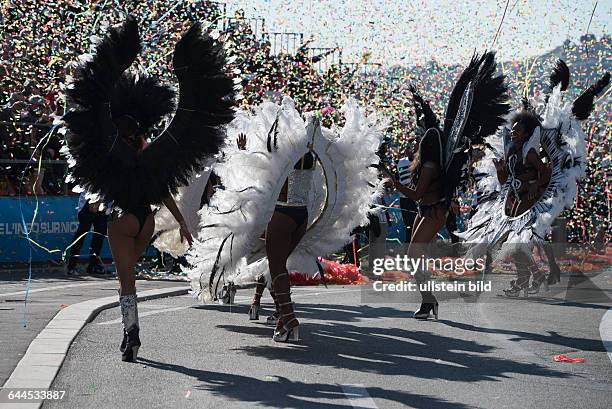 Karneval in Nizza: Festumzug Bataille des Fleurs 2015 auf der Promenade des Anglais, Konfettiregen