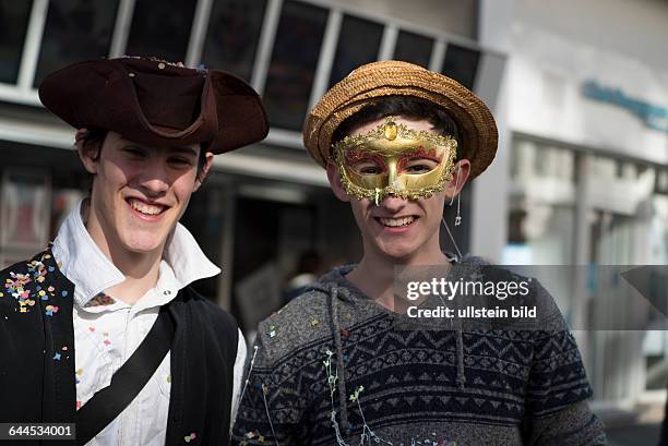 Karneval in Nizza: Festumzug Bataille des Fleurs 2015 auf der Promenade des Anglais, maskierte junge Männer
