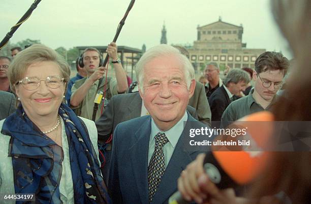 Der sächsische Ministerpräsident Kurt Biedenkopf und seine Frau Ingrid bei der Ankunft am Wahlabend der Landtagswahl in Sachsen am vor dem...