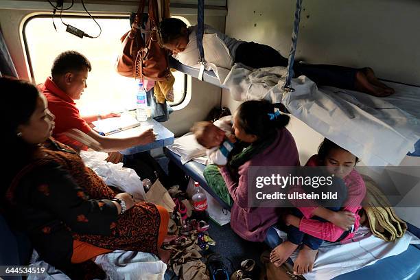 Reisen mit dem Rajdhani Express durch Indien - Familie im Nachtzug von Delhi nach Dibrugarh