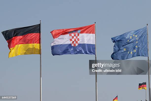 Berlin, Bundeskanzleramt, Besuch der Kroatischen Präsidentin , Deutsche, Kroatische und Europa Fahne