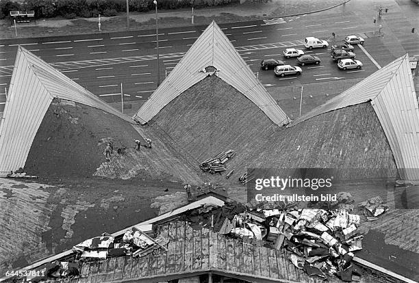 Abriss des sogenannten "Ahornblatt", eine Mehrzweckhalle, DDR - Architektur,wird trotz Proteste von Architekten, Politikern und Denkmalschuetzern...