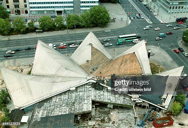 Abriss des sogenannten "Ahornblatt", eine Mehrzweckhalle, DDR - Architektur,wird trotz Proteste von Architekten, Politikern und Denkmalschuetzern...