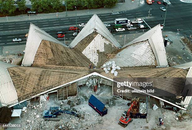 Abriss des sogenannten "Ahornblatt", eine Mehrzweckhalle, DDR - Architektur,wird trotz Proteste von Architekten, Politikern und Denkmalschuetzern...