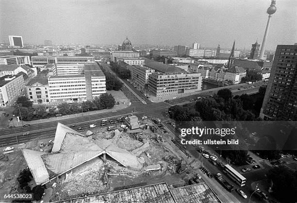 Abriss des sogenannten "Ahornblatt", eine Mehrzweckhalle, DDR - Architektur,wird trotz Proteste von Architekten, Politikern und Denkmalschuetzern...