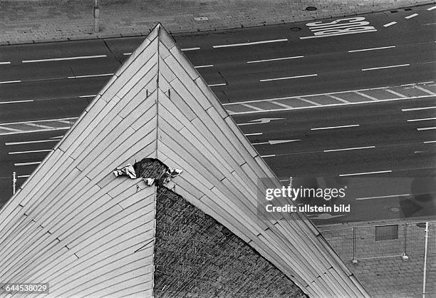 Abriss des sogenannten "Ahornblatt", eine Mehrzweckhalle, DDR - Architektur,wird trotz Proteste von Architekten, Politikern und Denkmalschuetzern...