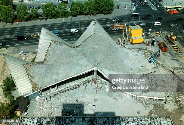 Abriss des sogenannten "Ahornblatt", eine Mehrzweckhalle, DDR - Architektur,wird trotz Proteste von Architekten, Politikern und Denkmalschuetzern...