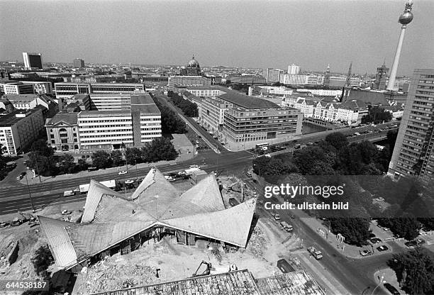 Abriss des sogenannten "Ahornblatt", eine Mehrzweckhalle, DDR - Architektur,wird trotz Proteste von Architekten, Politikern und Denkmalschuetzern...
