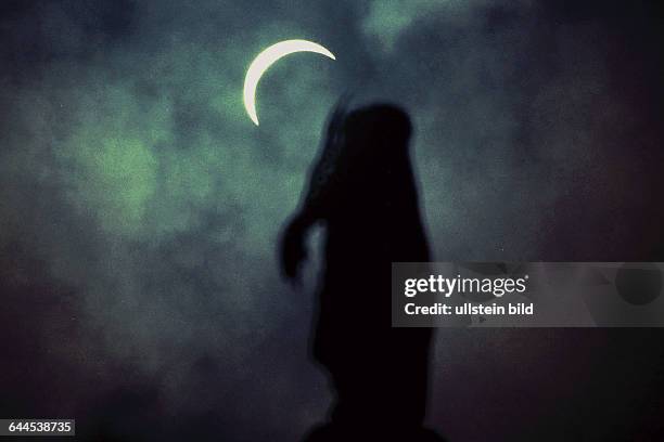 ,Sonnenfinsternis ueber Berlin, Beobachtung auf dem Gendarmenmarkt, Zeitpunkt 12 Uhr 32, Wolken schieben sich vor die Sonne. Im Vordergrund die Figur...