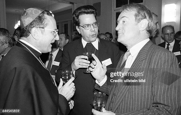 Foto : Kardinal Joachim Meissner, Eberhard Natho, Johannes Rau bei Umtrunk. Eisleben DDR, 10. 11. 1983. Abschluss des Lutherjahres mit viel Prominenz...