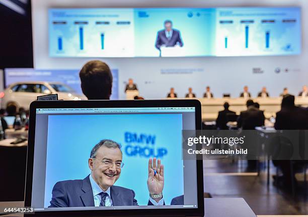 Ein Foto von Norbert Reithofer, Vorstandsvorsitzender der BMW Group auf einem Computermonitor waehrend der Bilanzpressekonferenz der Bayerischen...