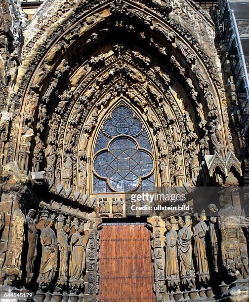 Das prachtvolle Portal der hochgotischen Kathedrale Notre Dame in Reims mit zahlreichen Schmuckgestalten, ein Kleinod hochmittelalterlicher...