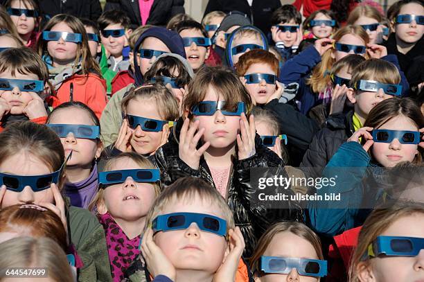 Die Partielle Sonnenfinsternis hat die Grundschule Hohe Wacht in Saarbrücken gut vorbereitet: der Förderverein kaufte schon vor zwei Monaten für die...