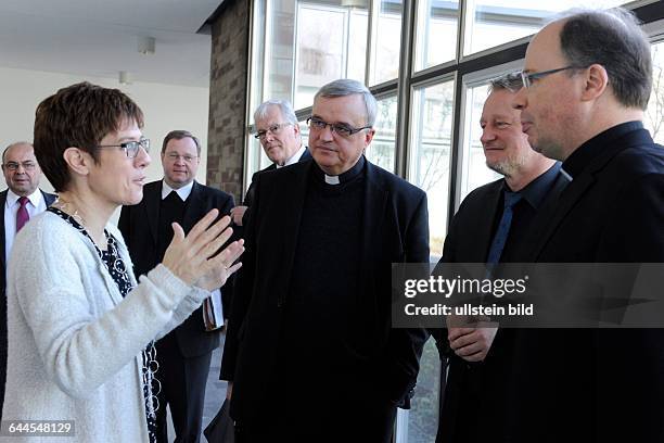 Die Saarländische Ministerpräsidentin Annegret Kramp-Karrenbauer ermpfängt den Speyerer Bischof Karl-Heinz Wiesemann und seinen Trierer Amtskollegen...