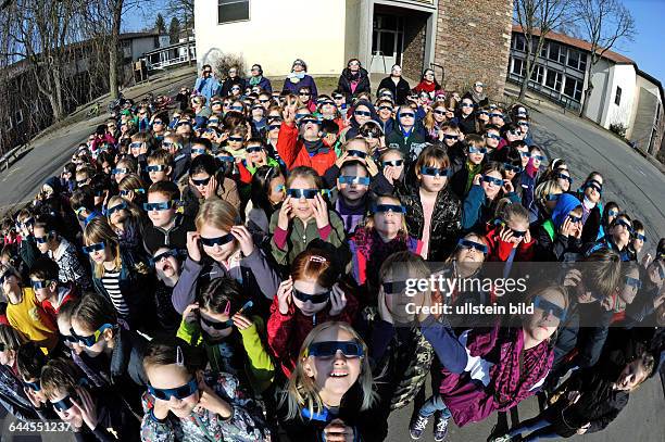 Die Partielle Sonnenfinsternis hat die Grundschule Hohe Wacht in Saarbrücken gut vorbereitet: der Förderverein kaufte schon vor zwei Monaten für die...