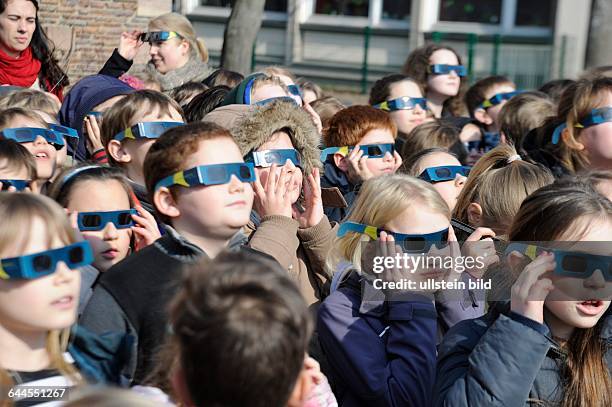 Die Partielle Sonnenfinsternis hat die Grundschule Hohe Wacht in Saarbrücken gut vorbereitet: der Förderverein kaufte schon vor zwei Monaten für die...