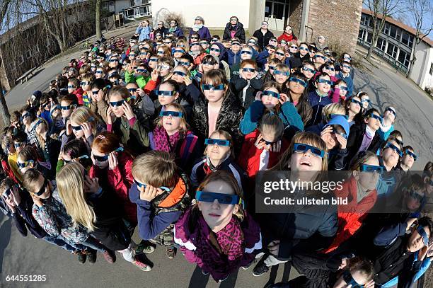 Die Partielle Sonnenfinsternis hat die Grundschule Hohe Wacht in Saarbrücken gut vorbereitet: der Förderverein kaufte schon vor zwei Monaten für die...