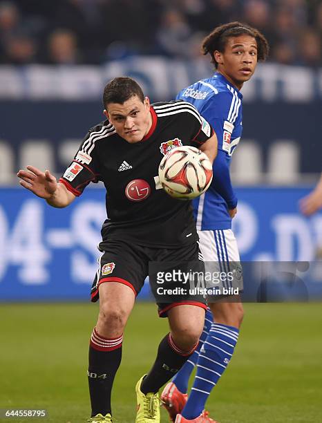 Fussball, Saison 2014/15, 1. Bundesliga, 26. Spieltag,FC Schalke 04 - Bayer 04 Leverkusen 0:1Kyriakos Papadopoulos , li., gegen Leroy Sane