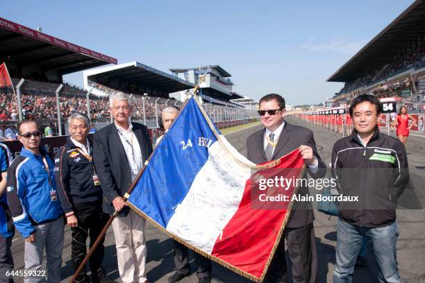 President de L'automobile club de l'ouest - Jean Claude Plassart / President de la federation fran┴aise - Jacques Bolle - presente le drapeau...