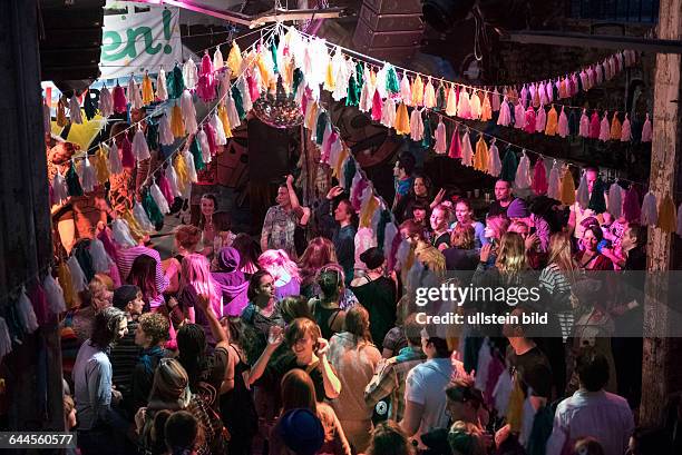 Berlin, , Morning Gloryville Rave, morgendliche Tanzveranstaltung zu Techno-Musik findet monatlich auf dem Berliner RAW-Gelaende im Club Neue Heimat...