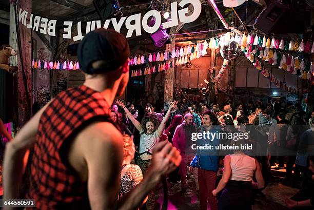 Berlin, , Morning Gloryville Rave, morgendliche Tanzveranstaltung zu Techno-Musik findet monatlich auf dem Berliner RAW-Gelaende im Club Neue Heimat...