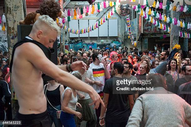 Berlin, , Morning Gloryville Rave, morgendliche Tanzveranstaltung zu Techno-Musik findet monatlich auf dem Berliner RAW-Gelaende im Club Neue Heimat...